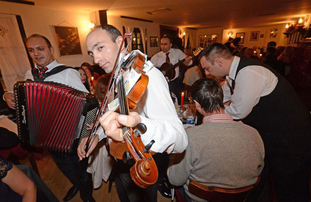 У њима све мање боема, све више бизнисмена: Ко данас најчешће посећује кафане