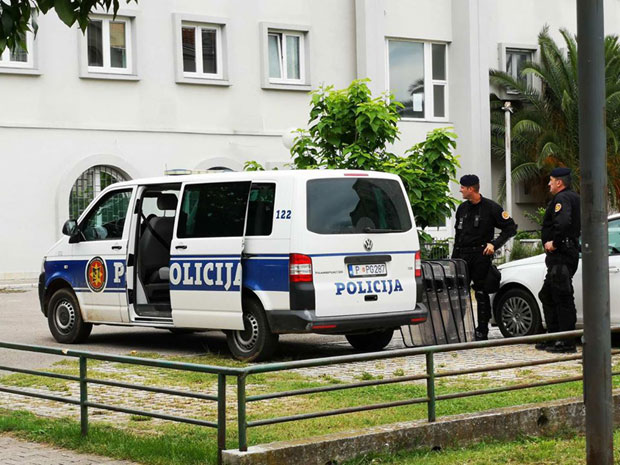 Све очи упрте у Црну Гору, тортура се наставља: Испред зграде Општине Будва јаке снаге полиције и САЈ-а, Амфилохију кривична пријава