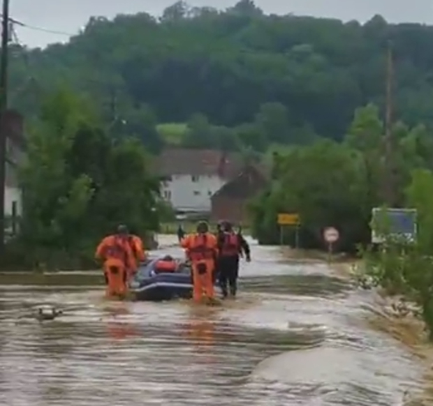 Драматично у Рађевини: Мештани се до куће превозе ЧАМЦИМА, вода је свуда око њих (ВИДЕО/ФОТО)