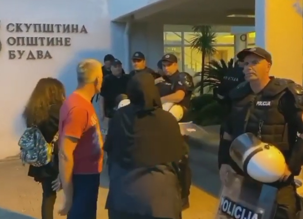Разлика између нас и њих: Док се полиција спрема да хапси руководство Будве, монахиња им доноси послужење (ВИДЕО)