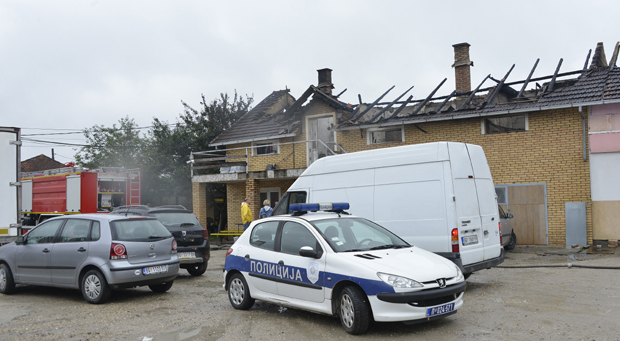 Власник сумња на подметање: Истрага о пожару у Водоводској