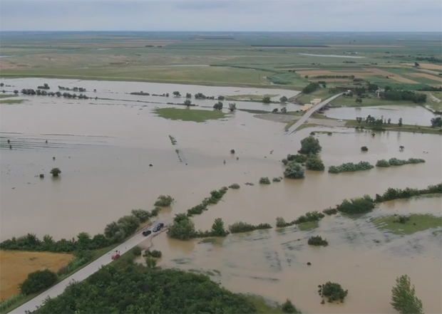 НЕВЕРОВАТНЕ СЦЕНЕ ИЗ БАНАТА: Тамиш поплавио мост,излио се на све стране саобраћај обустављен (ВИДЕО)