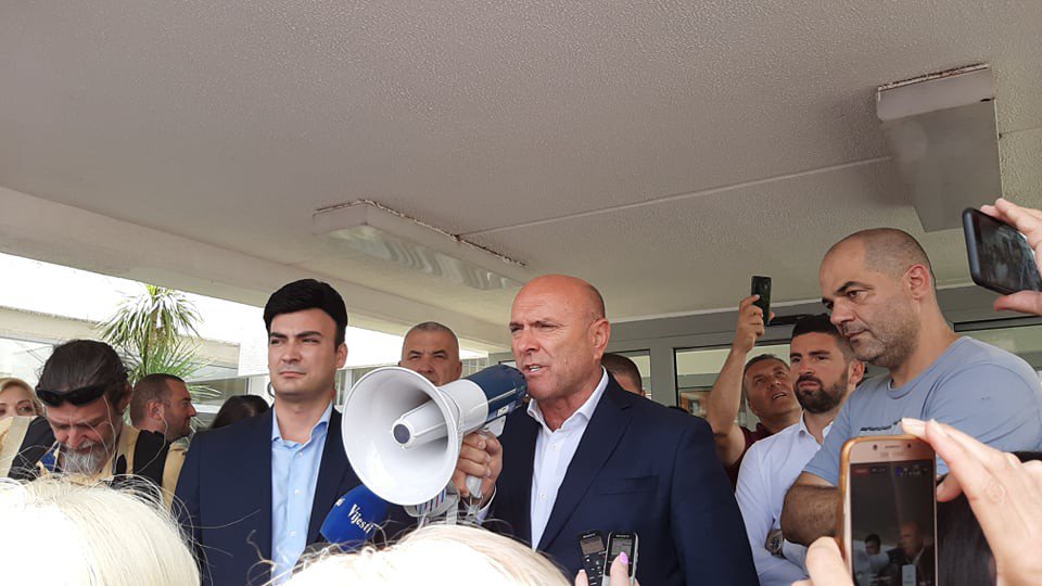 Полиција не дозвољава улазак у зграду Општине Будва, грађани се и јутрос окупили