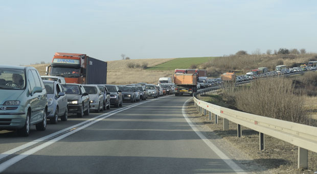 Излила се река Деспотовица: ОБУСТАВЉЕН саобраћај на Ибарској магистрали