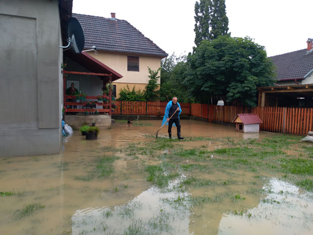  У општини Лучани поплављено СТОТИНАК ДОМАЋИНСТАВА, излиле се Бјелица и Горушица: БУЈИЦА НОСИЛА СВЕ ПРЕД СОБОМ (ФОТО)