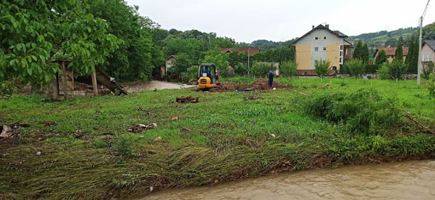 Будимлија носила као луда: За трен ока НЕСТАО чардак у Воћњаку код Лознице (ФОТО/ВИДЕО)