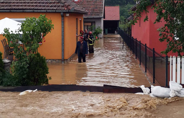 Снимак из Осечине: Поплављено 50 домаћинстава, ево како изгледа евакуација становништва (ВИДЕО) 