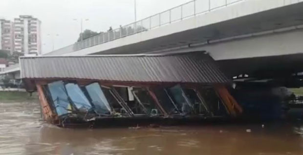 ДРАМАТИЧАН СНИМАК из Краљева: Набујали Ибар носи сплав, који се потпуно РАСПАДА док удара у мост (ВИДЕО)