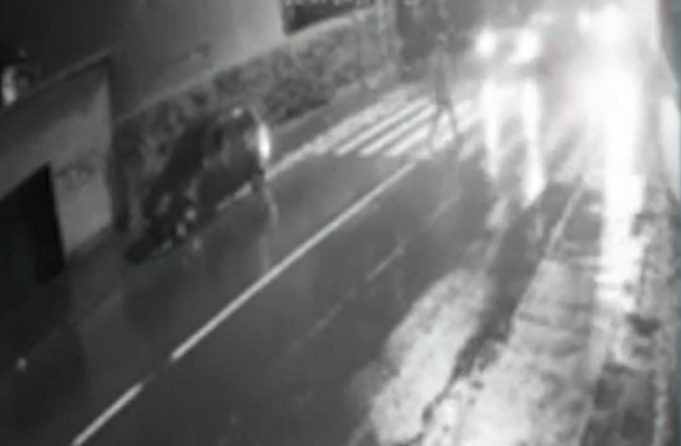 Имао је само 17 година и прелазио је улицу на пешачком прелазу: УЖАСАВАЈУЋ снимак СМРТИ младића у Раковици, комбијем га ПРЕГАЗИО ПИЈАНИ возач! (ВИДЕО)