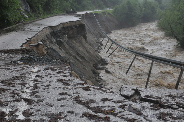 Набујала река ДИВЉА студеничким крајем, однела 100 метара пута - остао АМБИС: Због елементарне непогоде код Краљева НЕСТАЈУ мостови и саобраћајнице! (ВИДЕО)