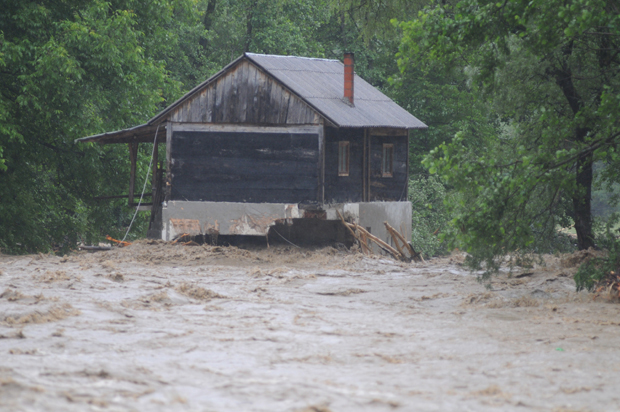Најтужнија слика поплава забележена код Ариља: Бака седи на кућном прагу док вода надире све више (ФОТО)