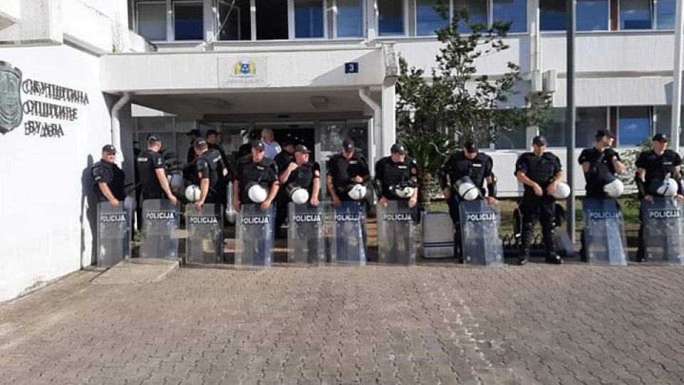 РАСТУ ТЕНЗИЈЕ: Полиција и јутрос испред општине Будва, Радовићу није дозвољен улазак у зграду, окупио се велики број грађана