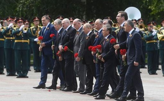 Председник Вучић положио цвеће на споменик Незнаном јунаку у Москви (ФОТО)