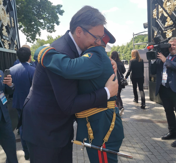 Срдачан поздрав: Шојгу и Вучић се загрлили након свечаности на Црвеном тргу (ФОТО)