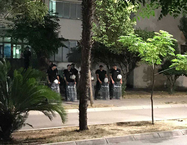Протести широм Црне Горе због дешавања у Будви: Полицајци са штитовима на главном улазу Центра безбедности у  Бару (ФОТО/ВИДЕО)