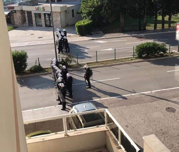 Управа полиције тврди: НИСМО бацили сузавац на децу (ФОТО)