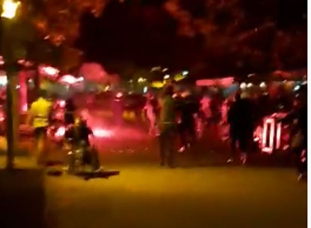 Бачен сузавац на грађане, полицајци у цивилу претукли лекара, повређен и функционер ДЦГ, репортер Новости спасава инвалида (ВИДЕО)