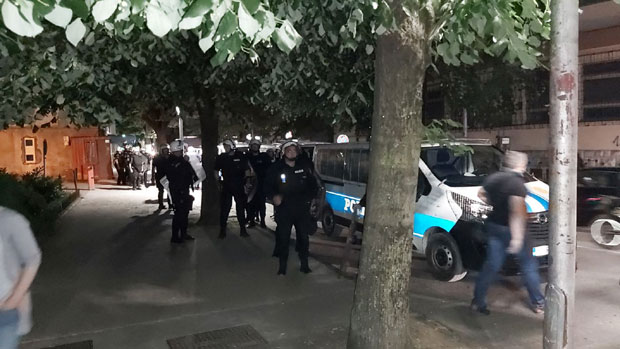 Грађани се окупљају у Никшићу: Скандирају име ухапшеног градоначелника Будве, јаке полицијске снаге испред општине (ВИДЕО/ФОТО)