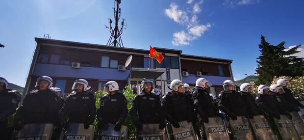 Црногорска полиција о тешким инцидентима у Будви: Ухапшено 17 грађана, напали полицију димним бомбама
