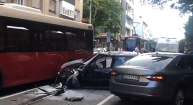 СУДАР АУТОБУСА И ДВА ПУТНИЧКА АУТОМОБИЛА У ЦЕНТРУ БЕОГРАДА: Хитна помоћ и полиција на терену