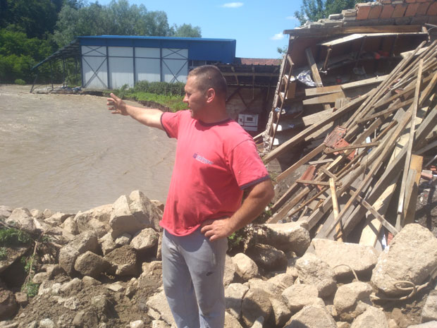 Љубовиђа је носила све пред собом, остали су без пола куће и земље: Бујица нанела велику штету Гачићима (ФОТО)