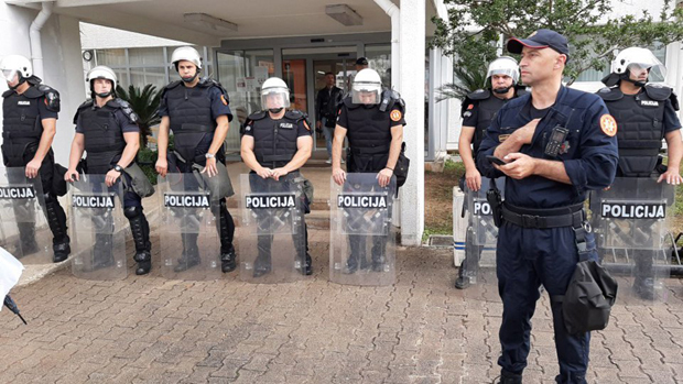 КОРДОН ПОЛИЦИЈЕ пред Општином Будва: Затворена зграда, чека се специјални тужилац, НИКО НЕ МОЖЕ ДА УЂЕ (ВИДЕО)