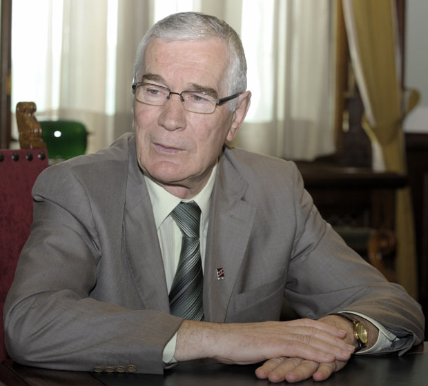 Шпијунка: Скупштинске клупе у поглављу