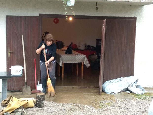 Јадан је сељак... Мучи се, ради, а природа му за трен све узме: Напаћени мештани Драгачева после поплава чисте домаћинства
