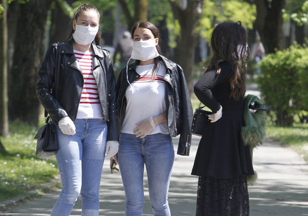 Повећан број оболелих активирао АЛАРМ: Маске носити и на ОТВОРЕНОМ!