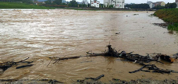 Нова жртва поплава у Србији: У селу поред Ваљева пронађено беживотно тело војног пензионера

