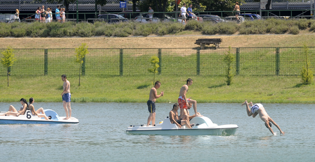 Почела сезона купања на Ади Циганлији, посетилаца мало: Језеро никад чистије
