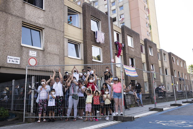 Власти истражују концерн Тенис, где је заражено короном 1.550 људи: Немцe завадили радници са Балкана