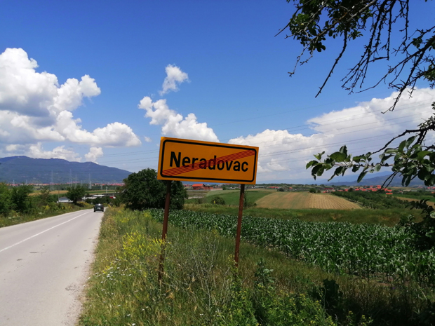 Мађари се радују због Нерадовца, а мештани у шали поручују: Ако нам Пастор среди асфалт, добиће и улицу 