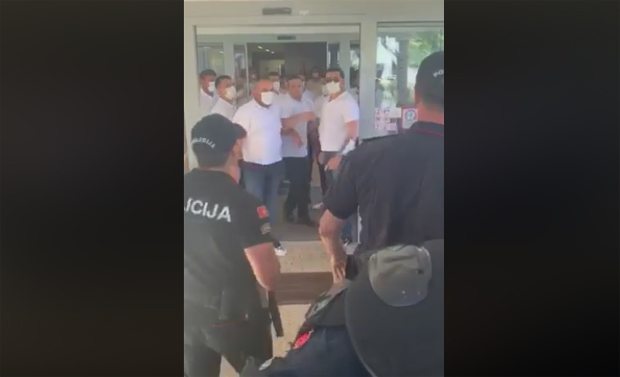 Прекинута седница СО Будва: Приватно обезбеђење бацило СУЗАВАЦ (ВИДЕО)