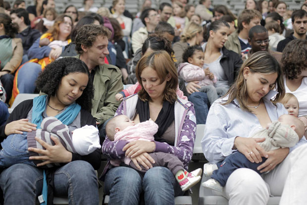 Лабораторијско “мајчино млеко“ боље од природног: Шта се крије иза добрих намера светских моћника?