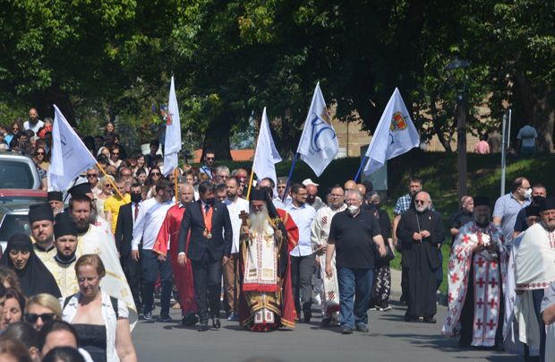 Почело обележавање Видовдана у Крушевцу: Верници ходају трагом косовских јунака(ФОТО/ВИДЕО)