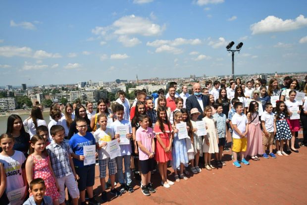 Вирус смањио број признања: Уручене Видовданскe наградe новосадским ученицима