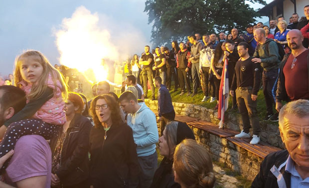 Неколико хиљада верника у Ђурђевим ступовима узвикивало Мило лопове, а  онда им је јеромонах Евстатије одржао лекцију: Ми смо пред домом Божјим