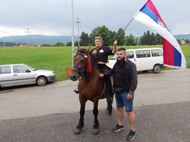 Несвакидашња сцена на Видовдан: Центром Берана пројахао на коњу са српском тробојком (ВИДЕО)
