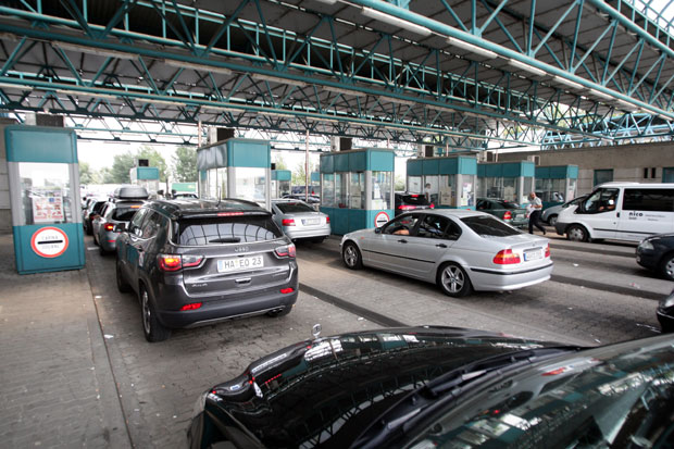 Стање на границама: Аутомобили на прелазима чекају до 30 минута, камиони до два сата