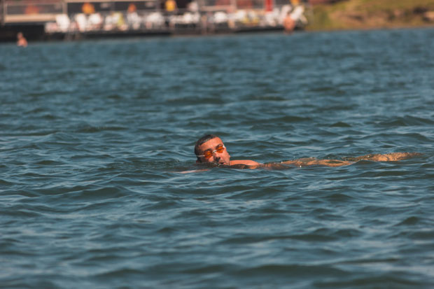 Трка на Пескари: Деца бодрила свог учитеља пливања (ФОТО)