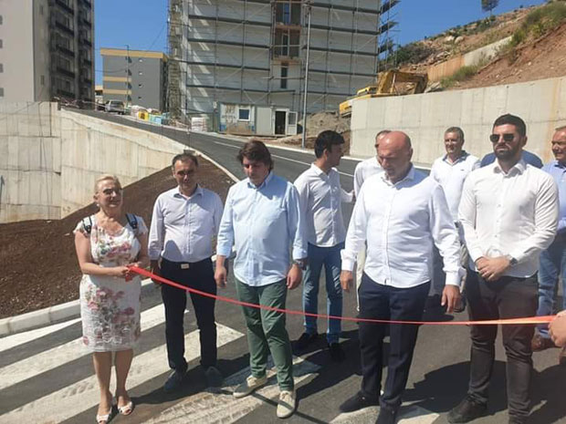 Царевић и Радовић отворили улицу до зграде у којој су СТАНОВЕ ДОБИЛИ полицајци и просветари (ВИДЕО)