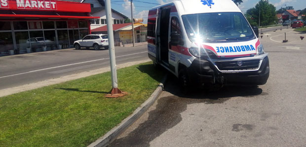 СУДАР санитета и аутомобила у Краљеву, троје ПОВРЕЂЕНИХ