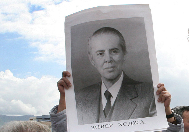 Отац му је био комунистички вођа који је владао Албанијом, а он сад “трпи терор”: Син Енвера Хоџе избачен из стана на периферији Тиране