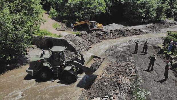 Покренула се клизишта, подно Голије заробљено 50 кућа, негде без воде и седам дана: Ивањичанима после поплава војници једини спас