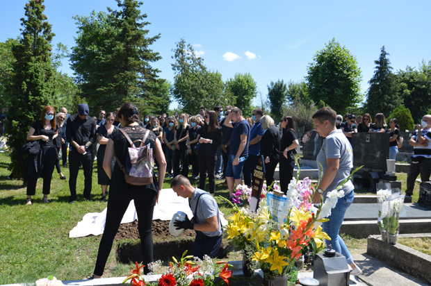 И камен би заплакао: Породица Бобане Величковић-Момчиловић се овом песмом опростила од шампионке! Колегинице у сузама причале о Боби (ФОТО)