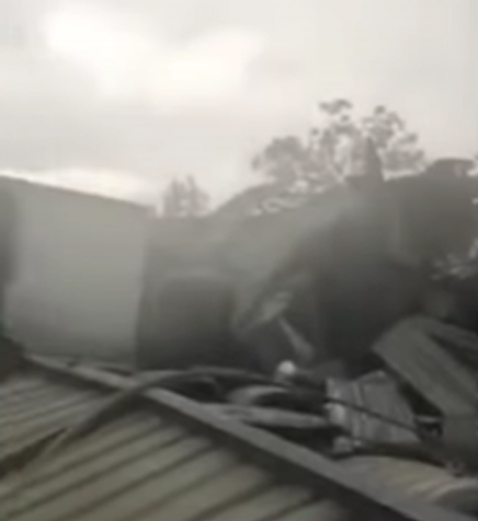 Да ли сте икада видели ЦИКЛОН БОМБЕ? Олуја, са ветровима брзине од 120 километара на сат, носила је дрвеће, кровове, чак и људе (ВИДЕО)