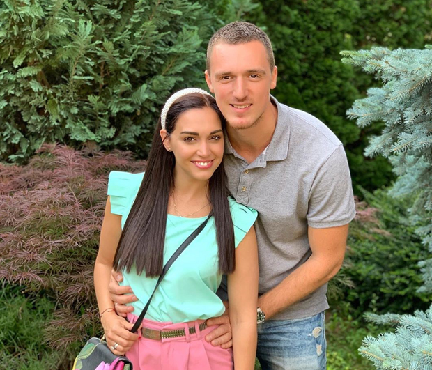 Ивана Максимовић и Данило Анђушић прославили пет година брака: Лаганим корацима до годишњице од пола деценије (ФОТО)