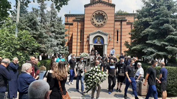 Драгог човека Илију Петковића на вечни починак испратиле су стотине поштовалаца, а место је нашао поред пријатеља Шекија (ФОТО/ВИДЕО)