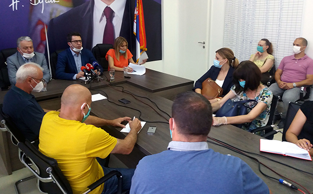 У Шапцу чланови ГИК из редова СНС даноноћно чувају изборни материјал:Таоци смо једног човека